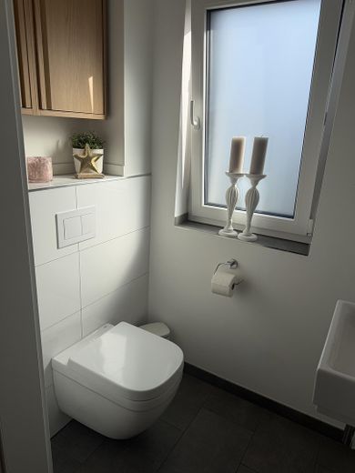 Apartamento de 3 habitaciones como nuevo (año de construcción 2021) con balcón de 15 m², aire acondicionado y plaza de garaje subterráneo – Gäste-WC