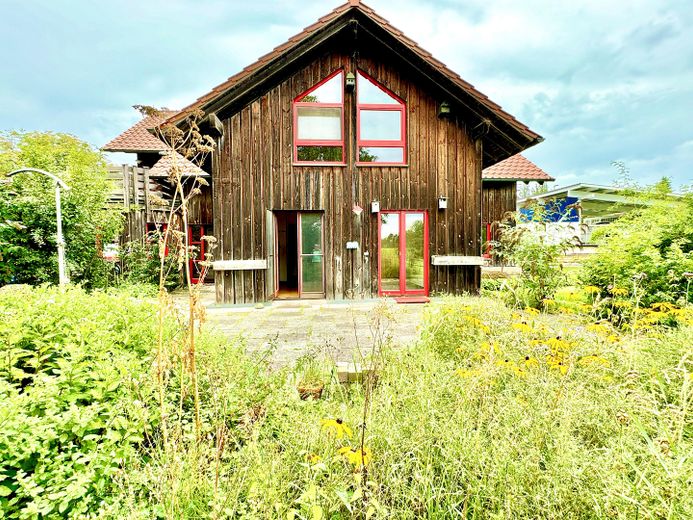 casa residenziale di alta qualità nel comune di Illmensee! - ascensore!! - 3 aree abitative!!! – Rückansicht mit Terrasse
