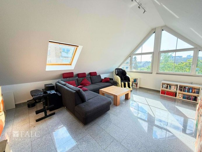 Wohnen und Arbeiten vereint im Kölner Norden – Zimmer im Dachgeschoss