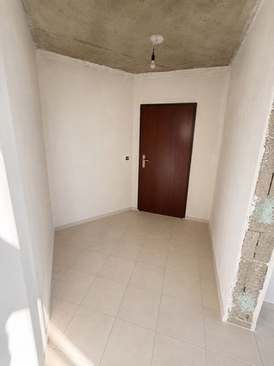 Puderbach'ta kiralık 3 odalı daire (88m²) teraslı, şu anda yenileniyor – Eingangsbereich (Istzustand)