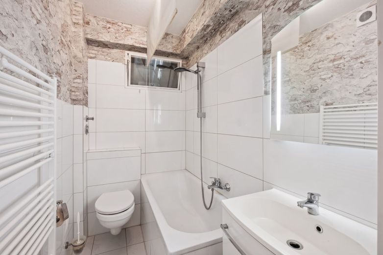 Kapitalanleger aufgepasst! Modernisierte &amp; Vermietete 2-Zimmer-Wohnung mit Balkon in Hamburg-Horn – Badezimmer