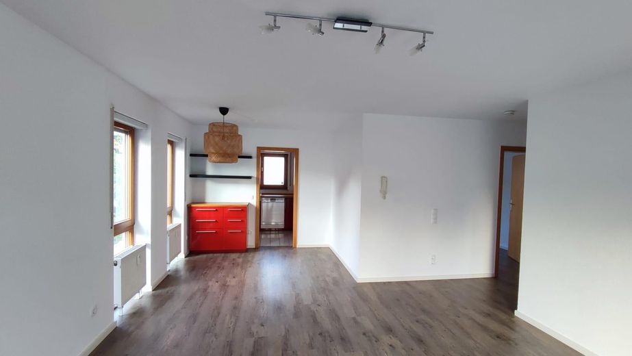 Appartamento di 2,5 locali in zona residenziale tranquilla, vendita privata senza provvigione – Wohnzimmer