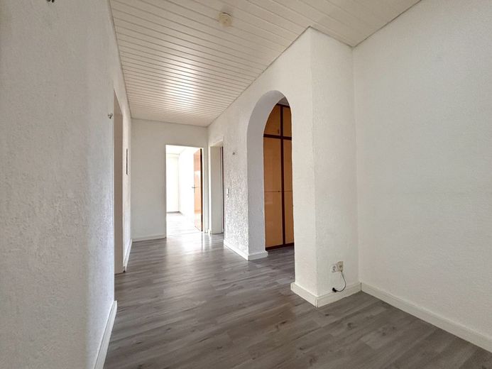 Diamante grezzo: appartamento di 4 locali con balcone – Flur