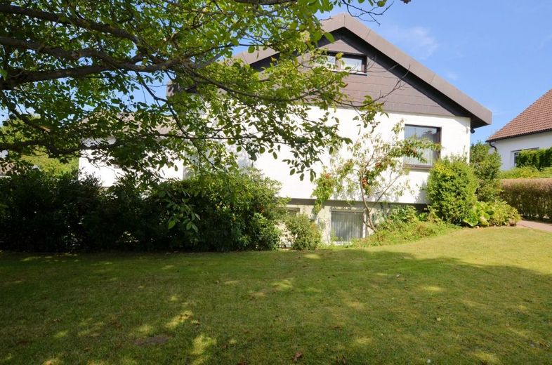 1-Familienwohnhaus mit Einliegerwohnung und Doppelgarage in ruhiger bevorzugter Wohnlage – 1-Familienwohnhaus mit Doppelgarage in Holzminden