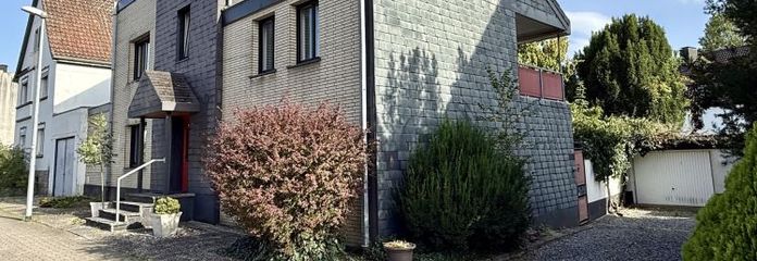 Fröndenberg-Mitte: Großzügiges Wohnhaus mit Doppelgarage – ideal zur individuellen Gestaltung!