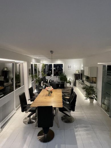KfW40 Einfamilienhaus, 9Kw-PV-Anlage, Wärmepumpe LWZ 304 Sol – Essbereich- Fliesen -EG