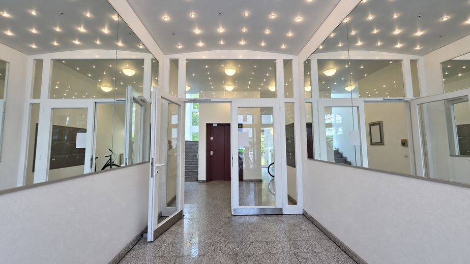 شقة واسعة من 4 غرف مع مصعد و3 مواقف سيارات في مرآب تحت الأرض – Foyer