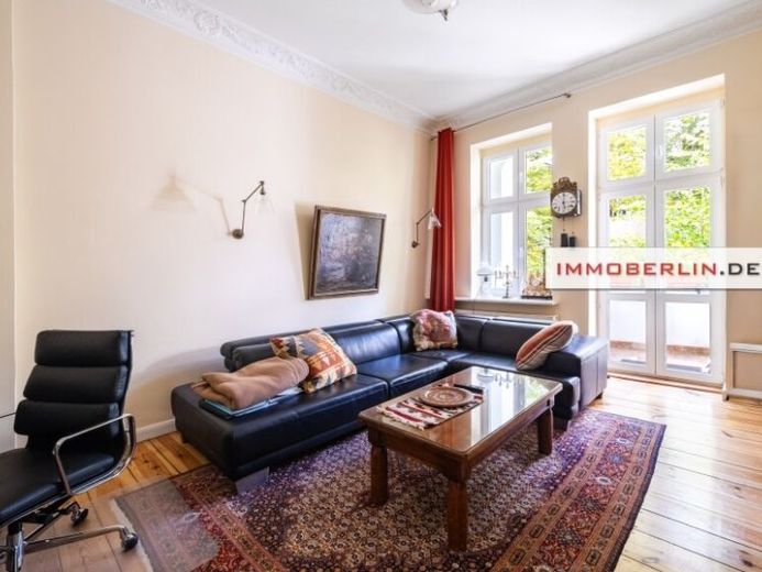 IMMOBERLIN.DE - Charmante Stuck-Altbauwohnung mit Westloggia – Foto 1
