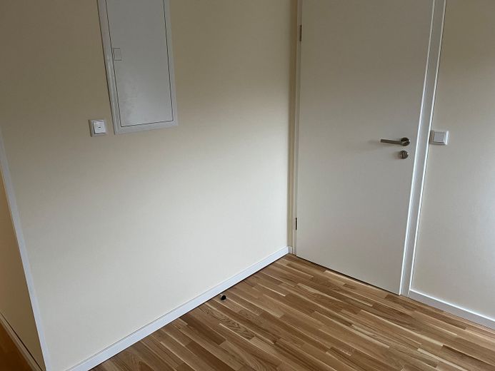 شقة مريحة ومكيّفة في الطابق العلوي مع حمّام مضاء بضوء النهار وشرفة جنوبية – Wohnungseingang