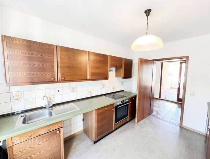 Großzügige 132 m² Wohnung mit großem Balkon und Stellplatz im gepflegten Dreifamilienhaus – Küche