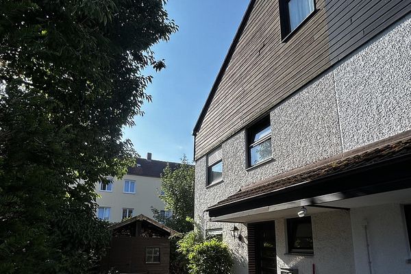 Burghausen के शांत और केंद्र के निकट आवासीय इलाके में कतारबद्ध मकानों की पंक्ति का अंतिम घर -कमीशन-मुक्त-