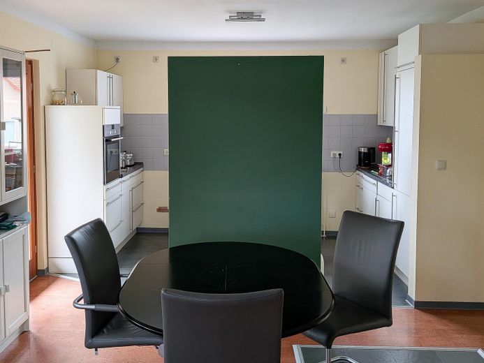 Provisionsfreies Ein-/Zweifamilienhaus mit schönem Garten – Essbereich und Küche 1. OG