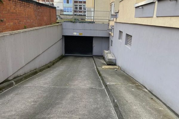 Tiefgaragenstellplatz in abgeschlossener Tiefgarage, D7 nähe Mannheimer Innenstadt zu vermieten