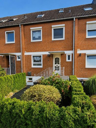 PROVISIONSFREI Großzügiges Reihenmittelhaus in Bremen-Osterholz – Frontansicht