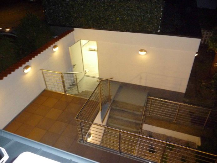 Uso proprio/investimento: edificio plurifamiliare completamente ristrutturato a regola d’arte, con 3 unità abitative di pregio su 4 piani – Garage mit Zugang zum Haus
