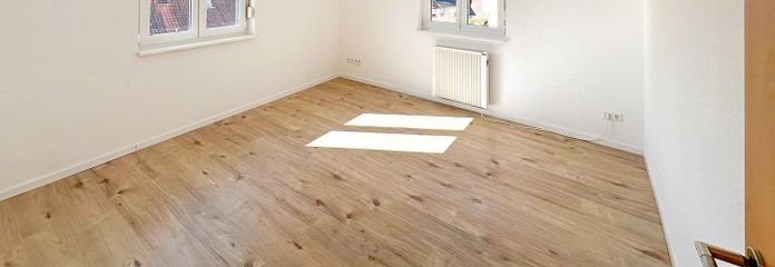 Bel appartement de 3 pièces au rez-de-chaussée avec cuisine équipée, cave et place de parking à KÜN-Nagelsberg – Zimmer 1