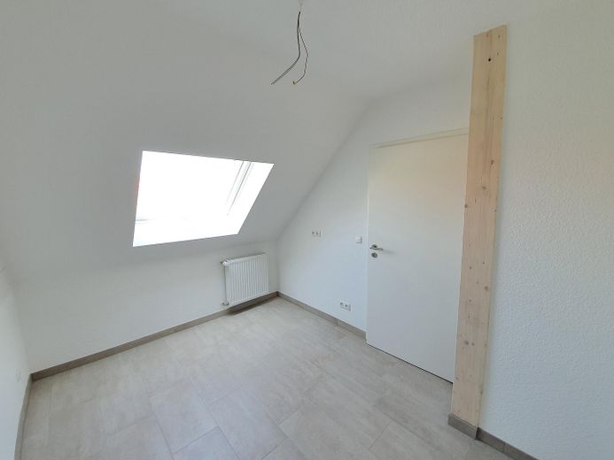 Nicht alltägliche 2,5 Raum Komfortwhg. großer Sonnenbalkon, Bad: Wanne + Dusche, Echtholzparkett – Küche mit Velux-Fenster leer