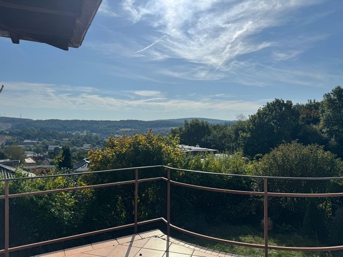Großzügiges Einfamilienhaus mit Fernblick – Aussicht Balkon