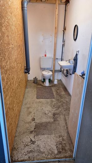 Capannone di stoccaggio/produzione a Landau-Nord nuovamente disponibile in affitto da gennaio 2027 – WC Innenansicht