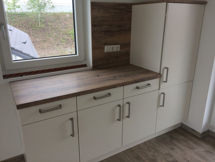 Lichtdurchflutete und neu gebaute 2-Zimmer Wohnung mit Terrasse und EBK, ohne Courtage - Nr. 15 – Wohnen / Essen / Kochen 3