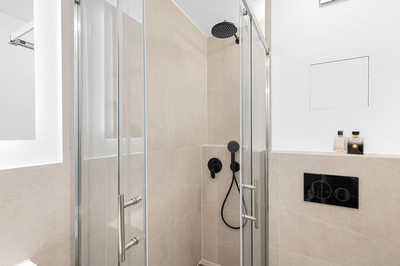 Completamente ristrutturato dall’architetto | 2 locali · Loggia · cucina componibile inclusa | senza provvigione – Dusche
