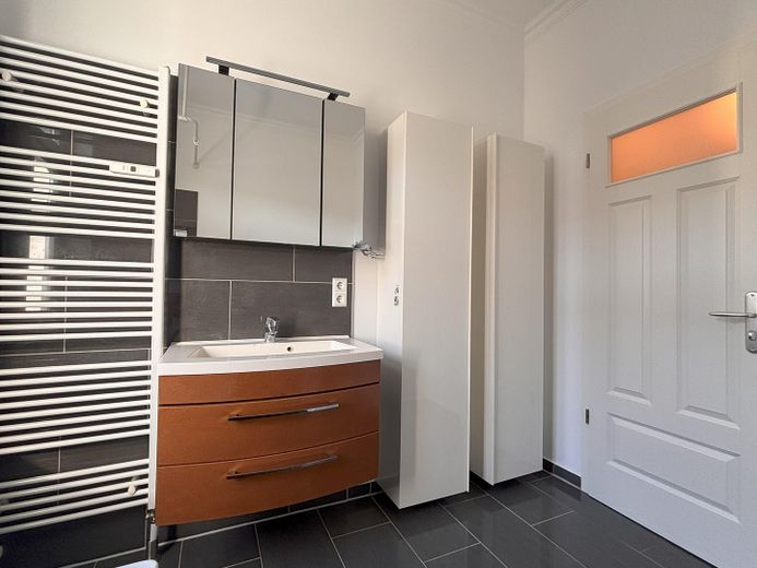 Helle modernisierte 3-Zimmer-Altbauwohnung im Weitlingkiez - Provisionsfrei - – Das große Bad - seitlich