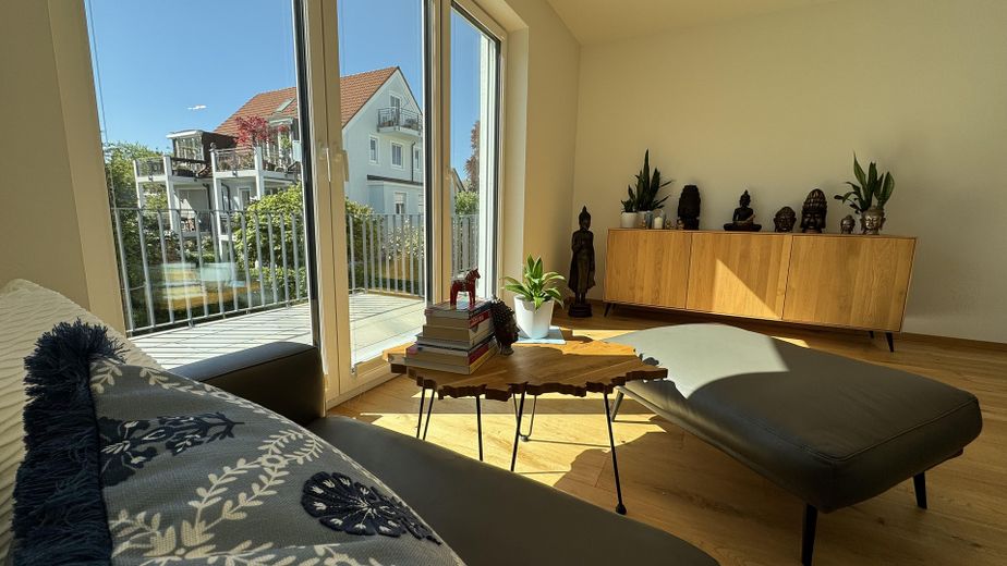 NEUWERTIGE VILLENWOHNUNG | SÜD/WEST | 2 BALKONE | GRÜNBLICK | EBK + MAẞ-EINBAUTEN + SMART HOME – Wohnzimmer