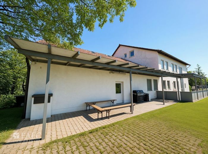 Wohn- und Bürogebäude mit Ausbaupotenzial – Seitenansicht