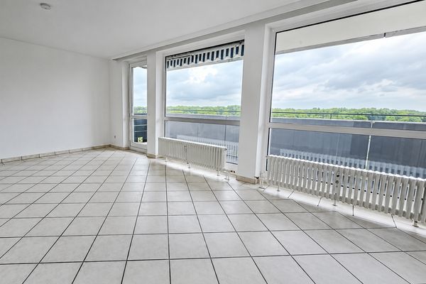 110 m² रहने की सुविधा: बालकनी सहित उज्ज्वल, नवीनीकृत 4-कमरों वाला अपार्टमेंट