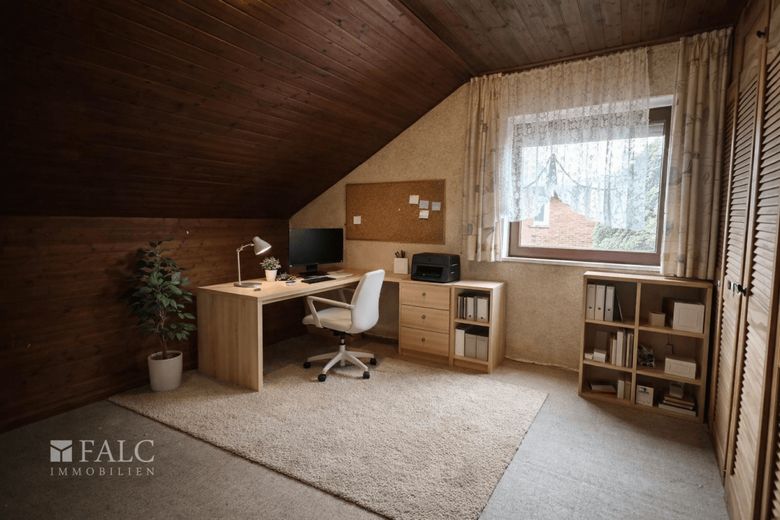 Einfamilienhaus mit Ausbaupotential! – Büro Dachzimmer KI generiert
