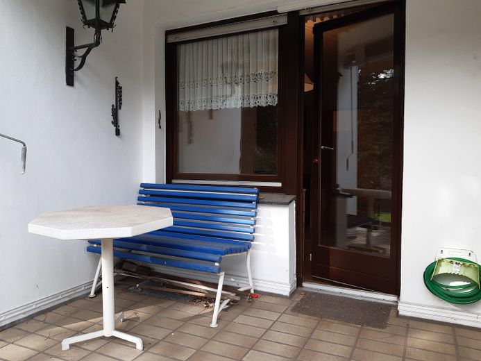 überdachte Terrasse mitMarkise