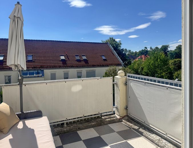 Disponibile subito e senza commissioni: curato appartamento di 3 locali con balcone esposto a sud-ovest e posto auto interrato – Balkon 