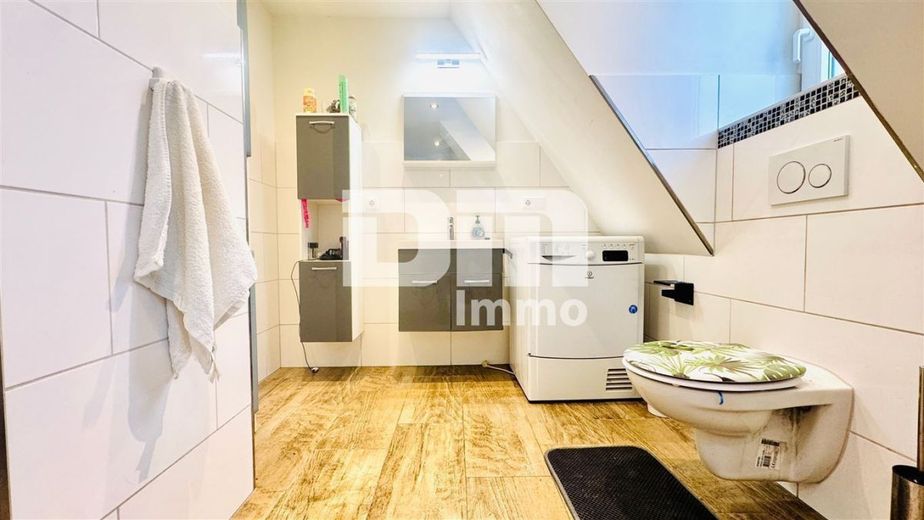 Wohn Gewerbe Ensemble mit 6 neuwertigen Apartments + Restaurant in Traumlage – OG2Apartment  5 Bad / Dusche