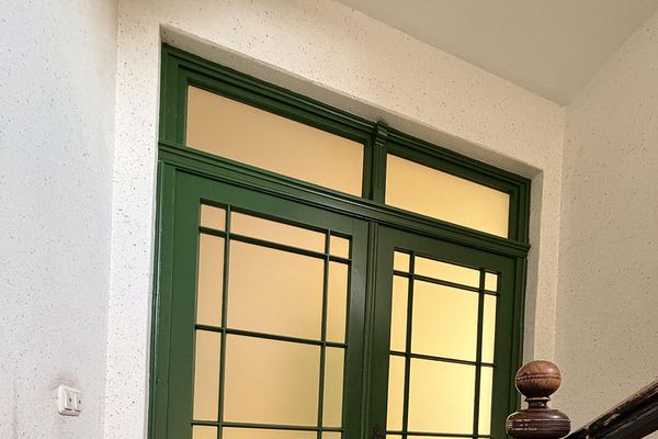 Велика квартира в старому будинку — 10 кімнат поблизу Державного театру Котбуса, лікарського кабінету, підходить для спільного проживання