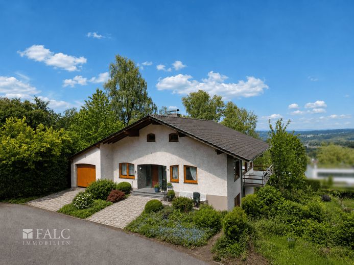 Großzügiges Landhaus mit separaten Apartmentbereichen – Frontansicht
