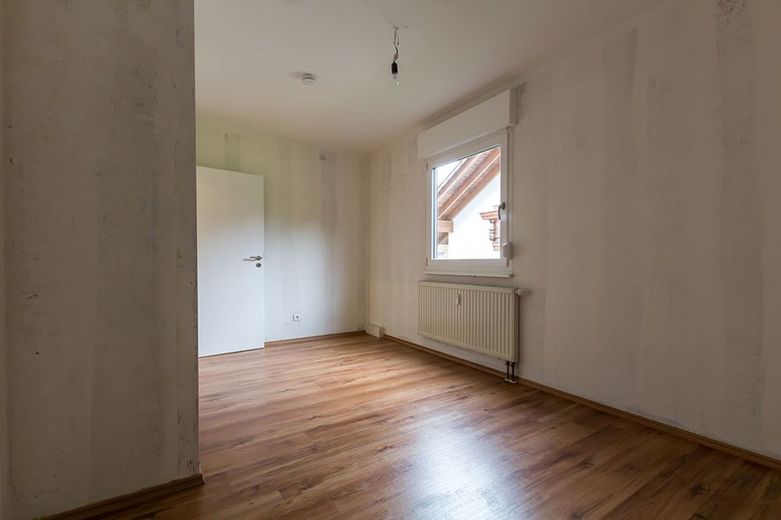 Gebotsverfahren: Modernisierungsbed., teilvermietetes
3-Familienhaus in ruhiger Lage von Höchst – V739-2414-16