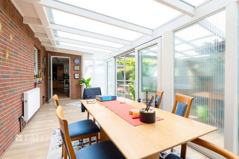 Provisionsfrei: modernisiertes Einfamilienhaus mit Pool und Sauna – Wintergarten