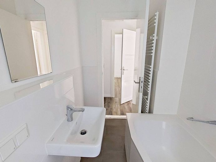 Moderne 2-Zimmer-Wohnung mit Wannenbad in ruhiger Wohnlage – Ansicht II: Bad