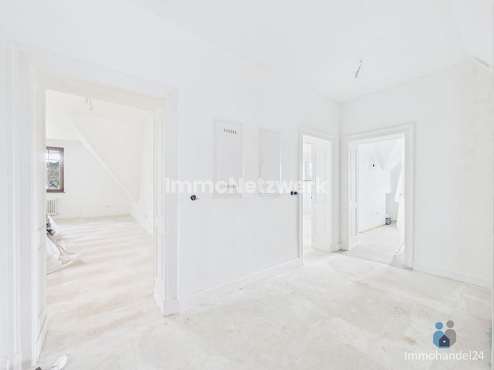 **außergewöhnliche, sanierte Jugendstilwohnung mit Aufzug &amp; Stellplatz in historischer Villa** – Flur