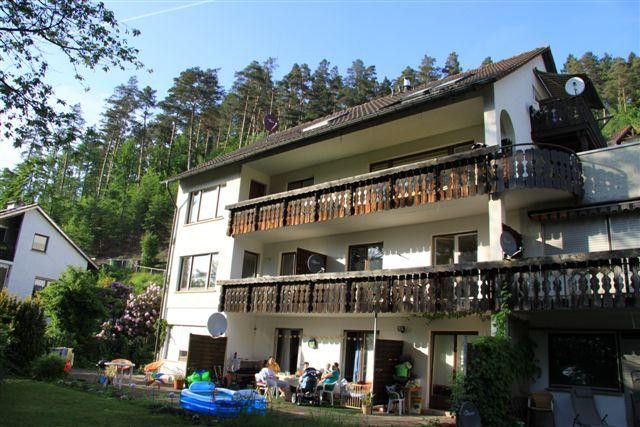 6,7%+ Rendite | Mehrfamilienhaus (9 Eigentumswohnungen) | Burgpanorama in Bad Liebenzell – Rückseite des Hauses - links