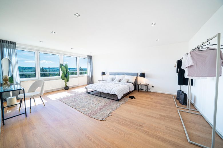 Sofort bezugsfrei: Barrierefreie 135m²-Wohnung (3 Zi.) mit Balkon, Stellplatz, Pool & Sauna – Großes Schlafzimmer 4
