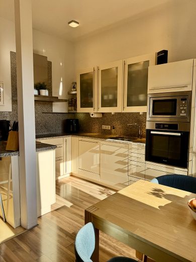 Maisonette de estilo antiguo inundada de luz, con chimenea, aire acondicionado y un ambiente residencial tranquilo – Küche