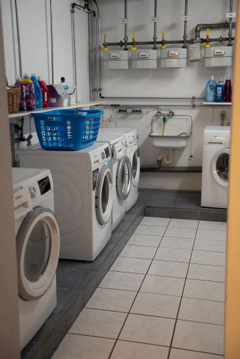 Frisch renovierte 3-Zimmer Wohnung mit Loggia ins Grüne, Einbauküche und Garage – Foto 15