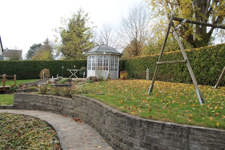 Sehr gepflegtes 4-Familien-Wohnhaus mit großem Gartengrundstück in Top Wohnlage von CR – Gartenansicht
