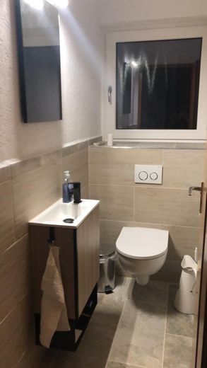 Casa atractiva con 6,5 habitaciones y cocina equipada en Fridingen – Gäste-WC EG