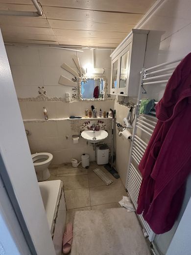 2-Zimmer-Wohnung mit sonnigem Balkon in begehrter Lage – Badezimmer