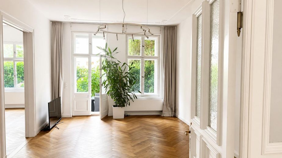 AMPIO APPARTAMENTO IN EDIFICIO D’EPOCA CON TERRAZZA PRIVATA E ACCESSO AL GIARDINO – Livingbereich