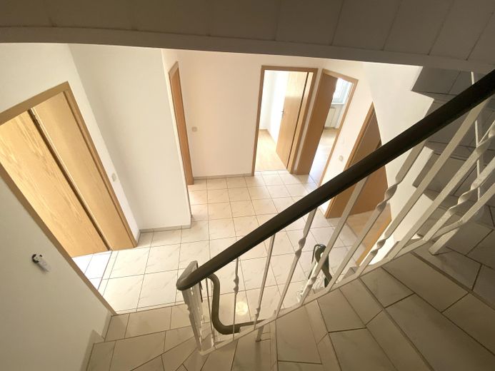 DHH ca. 170 qm Wohnfläche zuzügl. Nutzfläche, sowie Balkon Carport Stellfläche Garten – Aufgang z. DG mit Blick OG 