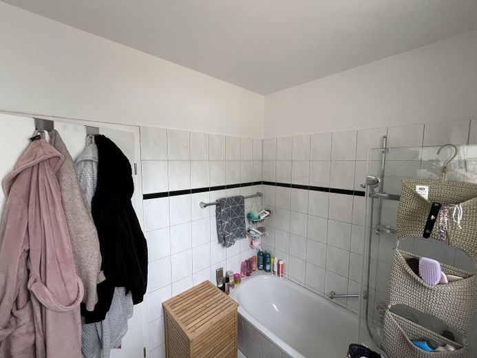 Helle 3-Zimmer-Erdgeschosswohnung mit Balkon und Garage in ruhiger Lage von Horn-Bad Meinberg – Bad mit Wanne und Dusche