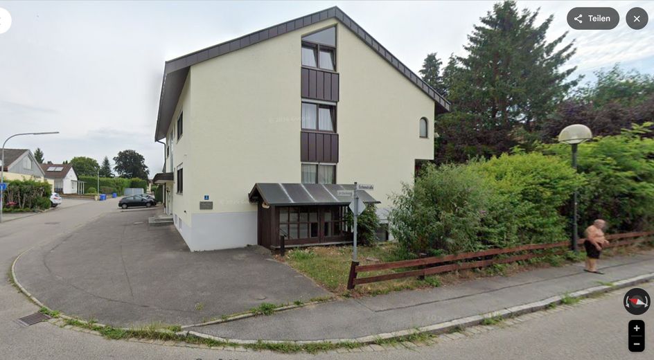 قريب من المركز: منزل سكني مع معرض/ورشة، شقة ملحقة.  & حديقة طبيعية حالمة (834 qm) – Haus Seitenansicht